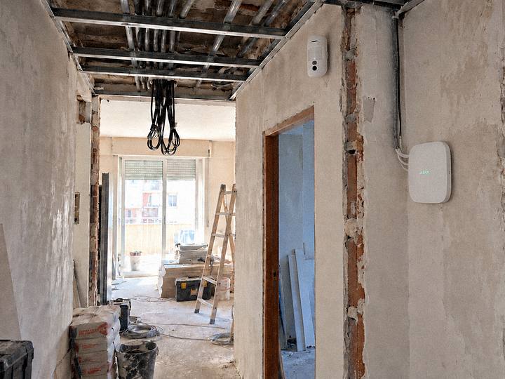 Vivienda vacía en reforma con detector de movimiento instalado en el pasillo
