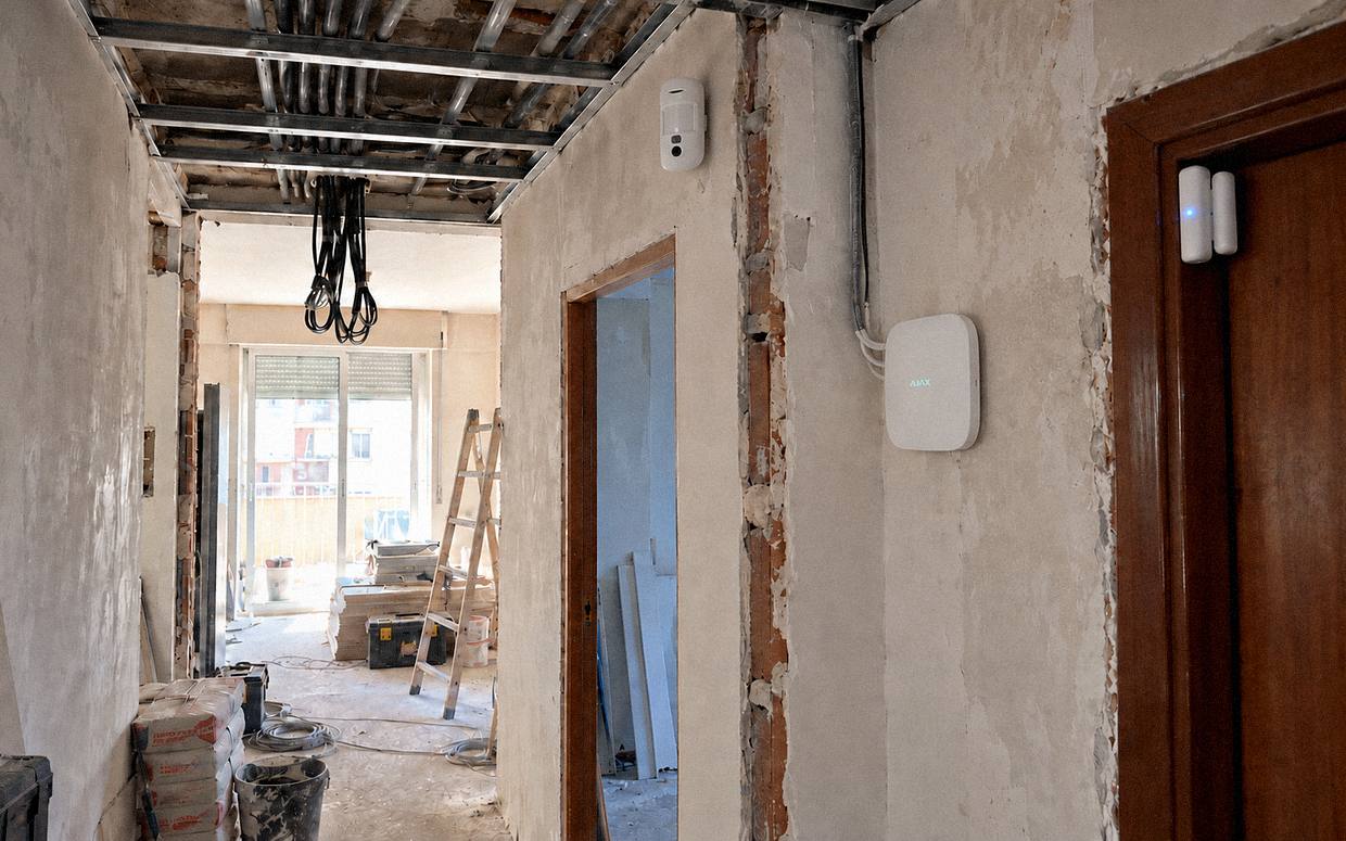 Central de alarma Ajax y detectores instalados en una vivienda en obras de reforma